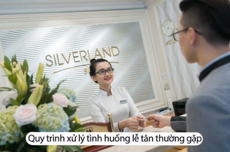 Minh họa quy trình nhận phòng (check-in) cơ bản tại quầy lễ tân của một khách sạn 3 sao ở Nha Trang, bao gồm việc xuất trình giấy tờ, nhận chìa khóa